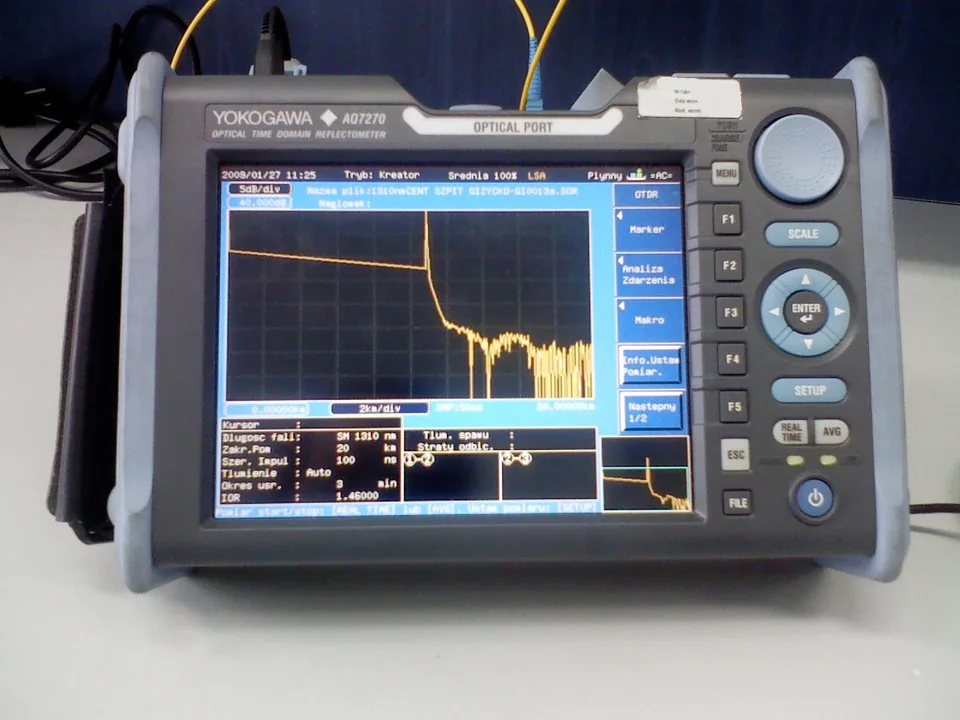 Yokogawa AQ7270 OTDR 測試設備於校準台，屏幕顯示測量曲線