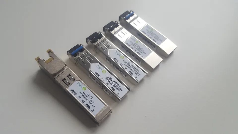 五款 SFP 模組並排展示，包括 RJ45 電口及光纖端口